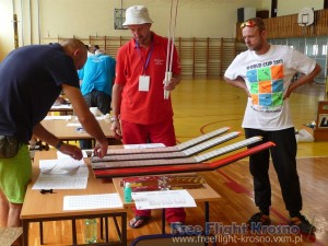 Henryk Krupa i Jakub Jaraczewski podczas kontroli i znakowania modeli. Henryk Krupa i Jakub Jaraczewski podczas kontroli i znakowania modeli.