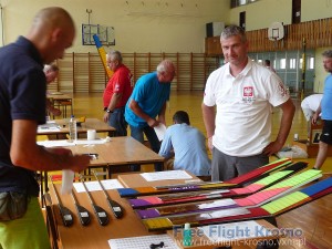 Reprezentacja Polski podczas kontroli modeli – na pierwszym planie Kamil Halicki (kategoria F1A). Reprezentacja Polski podczas kontroli modeli - na pierwszym planie Kamil Halicki (kategoria F1A).