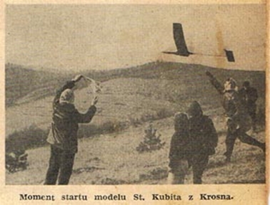 VII Zawody Modeli Szybowców Zboczowych w Ustjanowej – kwiecień 1960 (Źródło: skan fotografii: Zbiory Krośnieńskiego Klubu Seniorów Lotnictwa przy APdkp SL w Krośnie) VII Zawody Modeli Szybowców Zboczowych w Ustjanowej – kwiecień 1960 (Źródło: modelarze-krosno.xq.pl/skan fotografii: Zbiory Krośnieńskiego Klubu Seniorów Lotnictwa przy APdkp SL w Krośnie)
