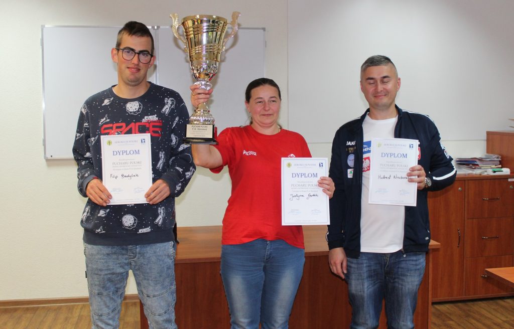 Klasyfikacja końcowa Pucharu Polski F1A Standard: 3. Filip Badylak, 1. Justyna Gądek, 2. Hubert Niezborała