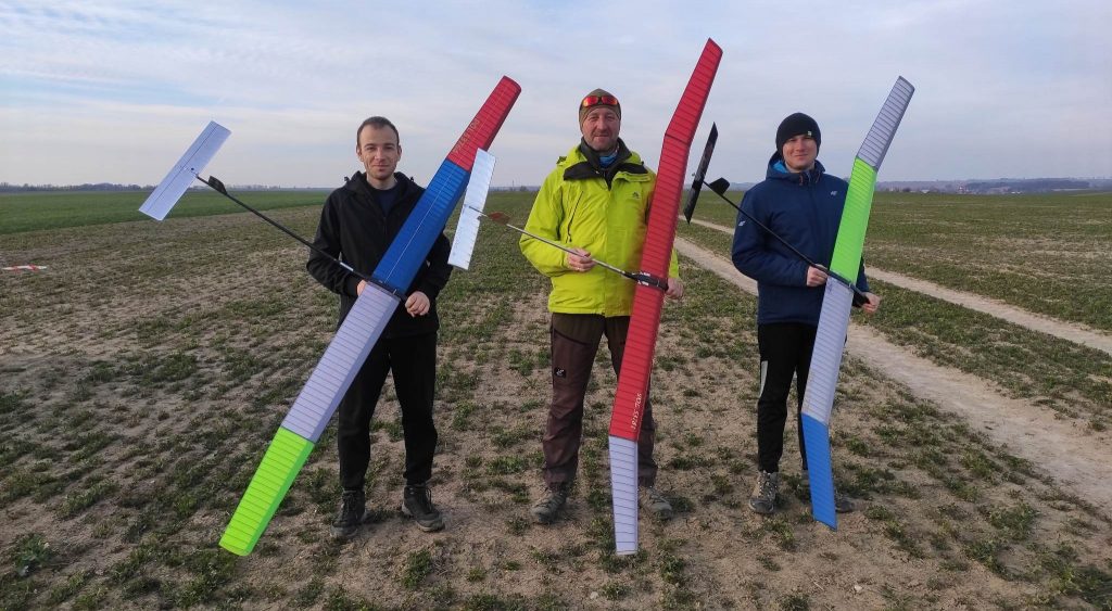 Krośnieńscy modelarze na zawodach w Kietrzu – Michał Słyś, Henryk Krupa i Michał Śliwiński