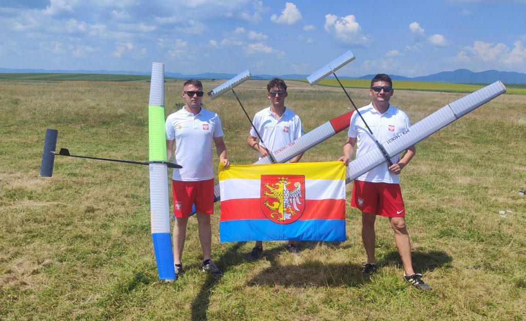 Michał Śliwiński z drużyną szybowników w Rumunii