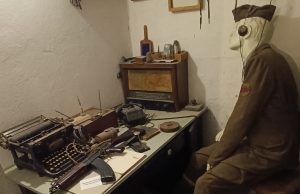Wnętrze bunkra z oryginalnym wyposażeniem